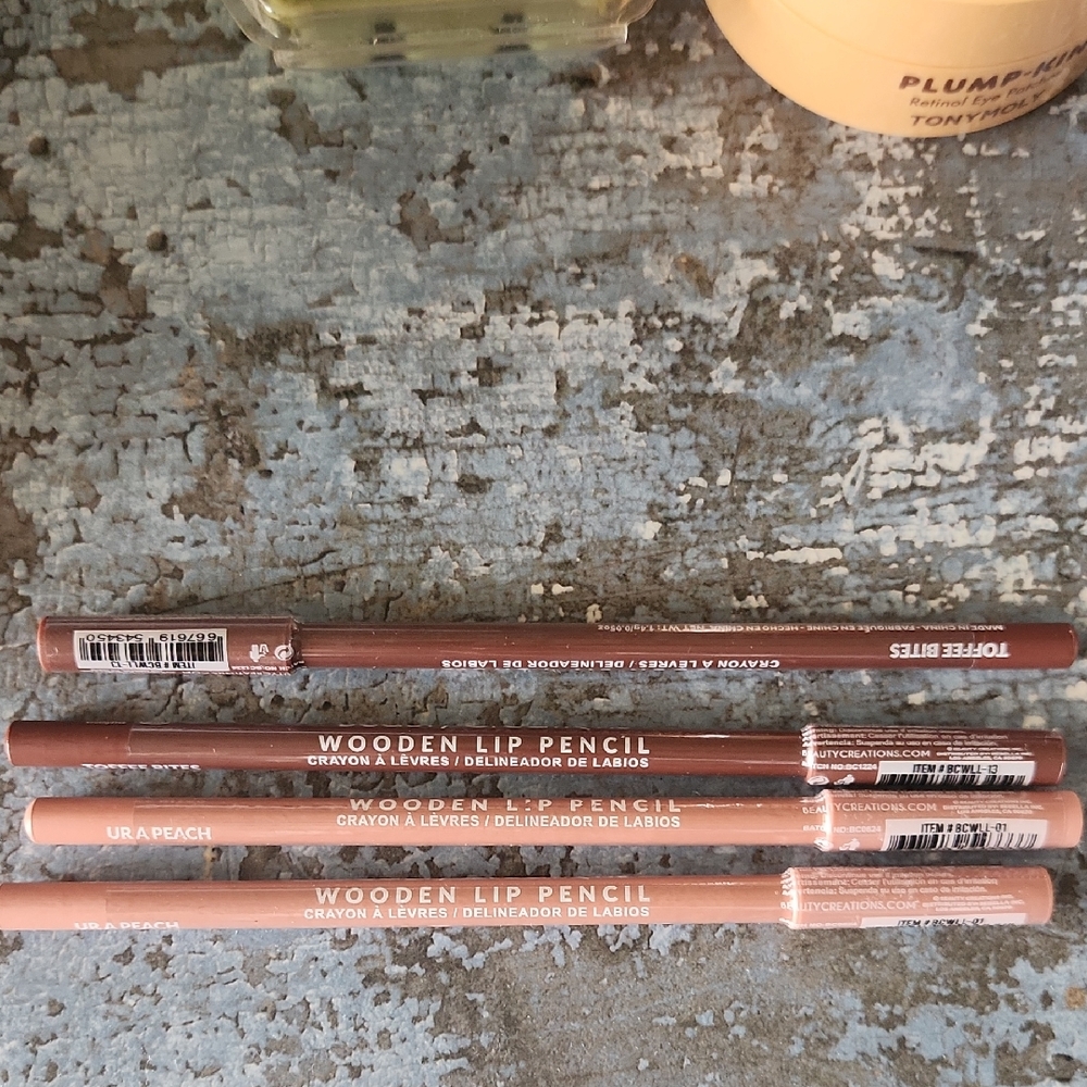 Wooden Lip Pencil Set in Ultrs Peach and Toffee Bites